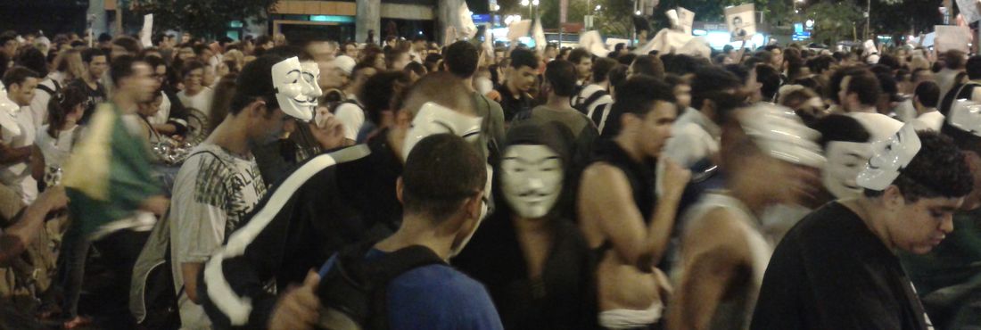 Manifestantes seguem para a Cinelândia, no Rio de Janeiro
