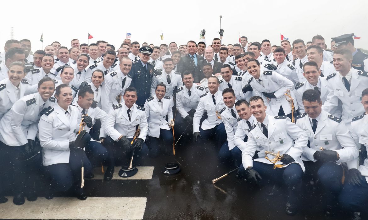 O presidente Jair Bolsonaro, participa da solenidade de promoção dos Novos Aspirantes a Oficial da Força Aérea Brasileira
