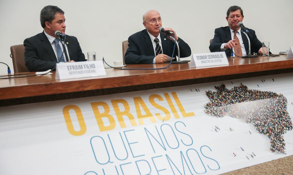 Brasília - O deputado Efraim Moraes, o ministro Osmar Serraglio e Edson Vismona, coordenador do Movimento em Defesa do Mercado Brasileiro, durante o lançamento da campanha O Brasil que nós queremos (José Cruz/Agência Brasil)