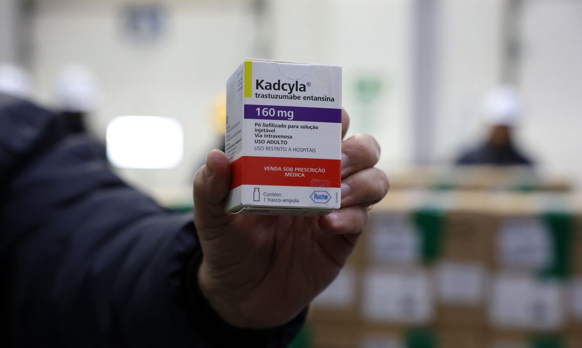 São Paulo (SP), 13/10/2025 - O ministério da Saúde recebe os primeiros lotes do medicamento oncológico Kadcyla (trastuzumabe entansina), do laboratório Roche, usado para tratar o câncer de mama. Foto: Rovena Rosa/Agência Brasil