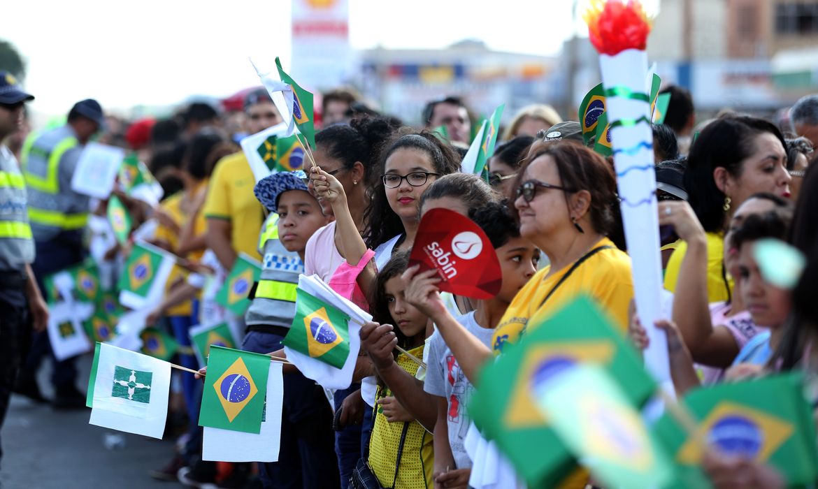 Brasília - Populares prestigiam passagem da Tocha Olímpica por Taguatinga, no Distrito Federal  (Fabio Rodrigues Pozzebom/Agência Brasil)