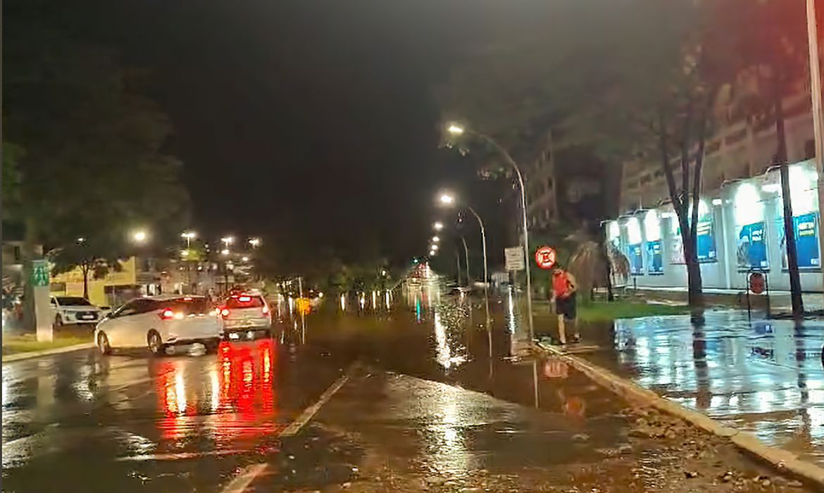 Forte chuva no DF causa alagamentos e queda de energia | Agência Brasil