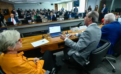 Brasília- DF - 23/04/2025 - Comissão de Constituição, Justiça e Cidadania (CCJ) realiza reunião deliberativa com 6 itens. Entre eles, o PEC 12/2022, que Altera a Constituição Federal para determinar a inelegibilidade para o mesmo cargo dos chefes do Poder Executivo no período subsequente e definir seus mandatos em cinco anos. Foto: Geraldo Magela/Agência Senado