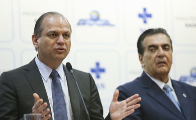 Brasília - O ministro da Saúde, Ricardo Barros, e o secretário de Gestão do Trabalho e da Educação na Saúde, Rogério Zeraik Abdalla, anunciam a renovação do Programa Mais Médicos, e apresentam os resultados do acordo com a Organização Pan