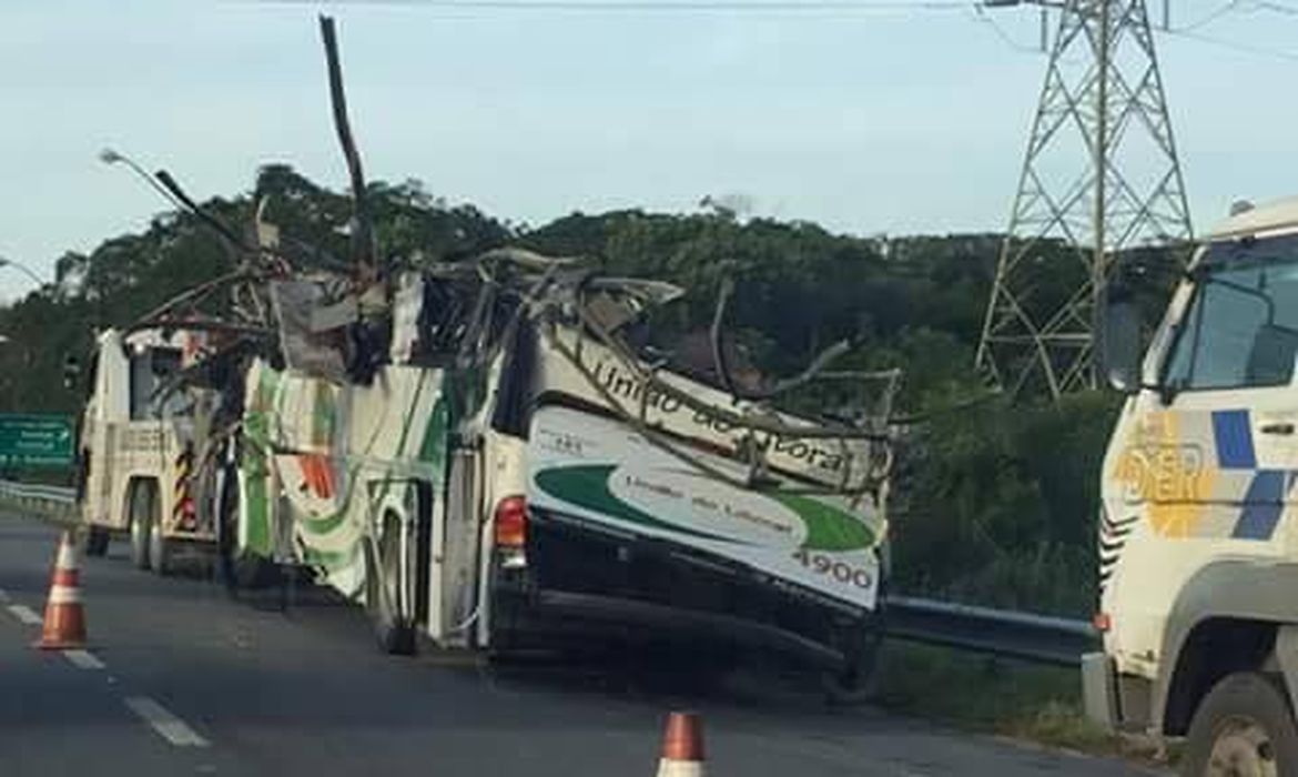 Acidente com ônibus na Mogi-Bertioga deixa 18 mortos