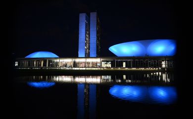 Monumentos são iluminados em apoio à campanha Novembro Azul para chamar a atenção dos homens sobre a importância da prevenção e do diagnóstico precoce do câncer de próstata (Valter Campanato/Agência Brasil)
