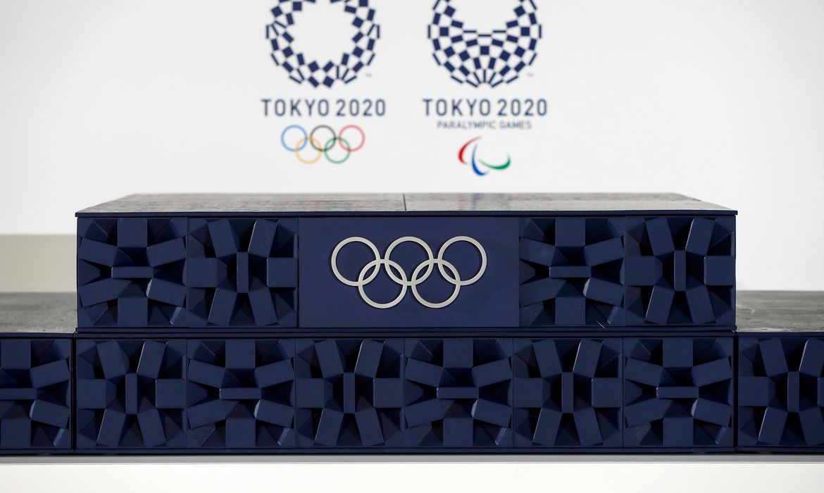 Pódio que será usado na Olimpíada de Tóquio é mostrado na arena Ariake, em Tóquio