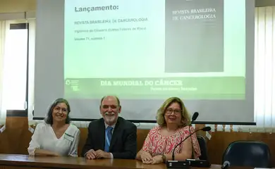 Rio de Janeiro (RJ), 04/02/2025 – A reitora da Universidade Estadual do Rio de Janeiro (Uerj), Gulnar Azevedo, O diretor-geral do Instituto Nacional de Câncer (INCA), Dr. Roberto Gil e a diretora substituta do departamento de análise epidemiológica e vigilância de doenças não transmissíveis do Ministério da Saúde, Geórgia Maria de Albuquerque durante o evento do Dia Mundial do Câncer, na instituição, na zona norte do Rio de Janeiro. Foto: Tomaz Silva/Agência Brasil
