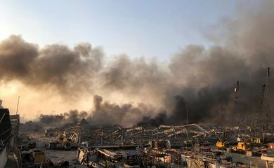 Fumaça sobe após uma explosão na região portuária  de Beirute