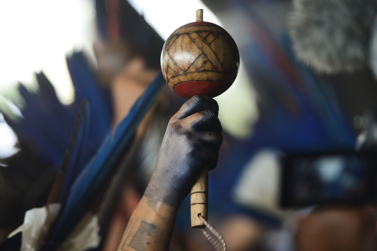 Indígenas de diversas etnias no Acampamento Terra Livre, no Eixo Monumental, em Brasília