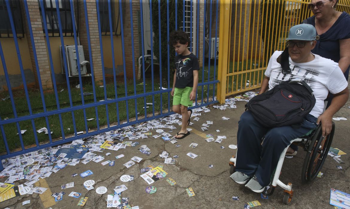 Eleições,Eleitores em Filas de Votações no Unieuro e Colegio Lasalle.