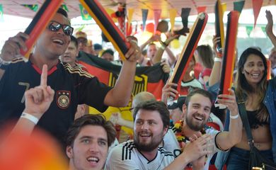 Torcedores da Alemanha se concentram em quiosque na praia do Leme para a partida final da Copa do Mundo de 2014 contra a Argentina (Fernando Frazão/Agência Brasil)