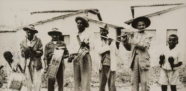 Mestre Vitalino e sua banda de pífanos. Caruaru, PE. Década de 1960.