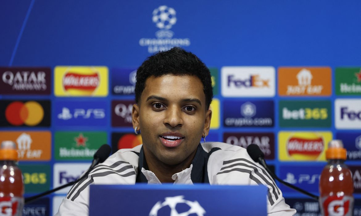 Rodrygo durante entrevista coletiva em Manchester
10/02/2025 Action Images via Reuters/Jason Cairnduff