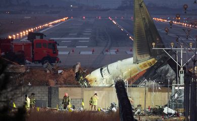 Rescuers work near the wreckage of the Jeju Air aircraft that went off the runway and crashed at Muan International Airport, in Muan, South Korea, December 30, 2024. REUTERS/Kim Hong-Ji     TPX IMAGES OF THE DAY