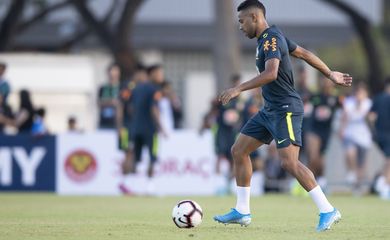 Lateral Renan Lodi em treino da seleção
