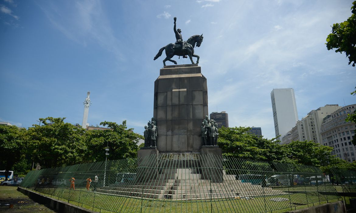 A escultura em bronze pesa cerca de 400 quilos, tem em torno de dois metros de altura e representa a mãe do Marechal, dona Rosa Paulina da Fonseca. Deodoro da Fonseca foi o primeiro presidente do Brasil, entre 1889 e 1891.