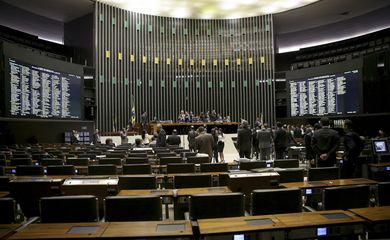 Brasília - Na madrugada,deputados discursam sobre impeachment da presidente Dilma para plenário vazio  (Wilson Dias/Agência Brasil)