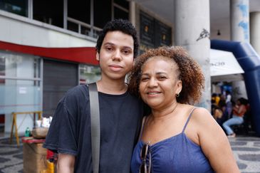Tânia Rêgo/Agência Brasil Rio de Janeiro (RJ), 03/11/2024 - O candidato Luiz Eduardo Rodrigues e sua mãe, Ana Cristina da Silva chegam para primeira etapa do Exame Nacional do Ensino Médio (Enem) de 2024, na Universidade Estácio de Sá, no centro da cidade. Foto: Tânia Rêgo/Agência Brasil