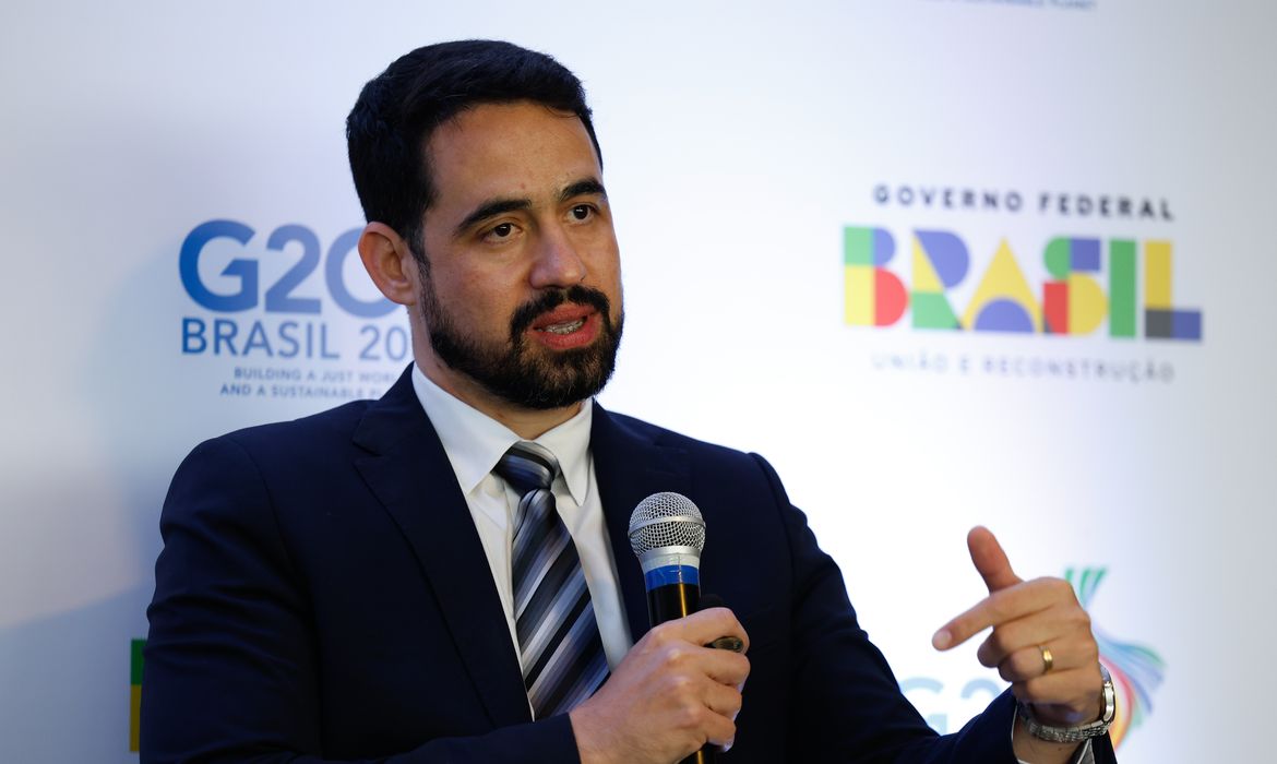 Rio de Janeiro (RJ) 10/09/2024 - O subsecretário de Financiamento ao Desenvolvimento Sustentável do Ministério da Fazenda, Ivan Oliveira,  e a chefe adjunta de Relações Internacionais do Banco Central,  Cyntia Azevedo, falam à imprensa sobre o Grupo de Trabalho de Finanças Sustentáveis do G20. Foto: Fernando Frazão/Agência Brasil