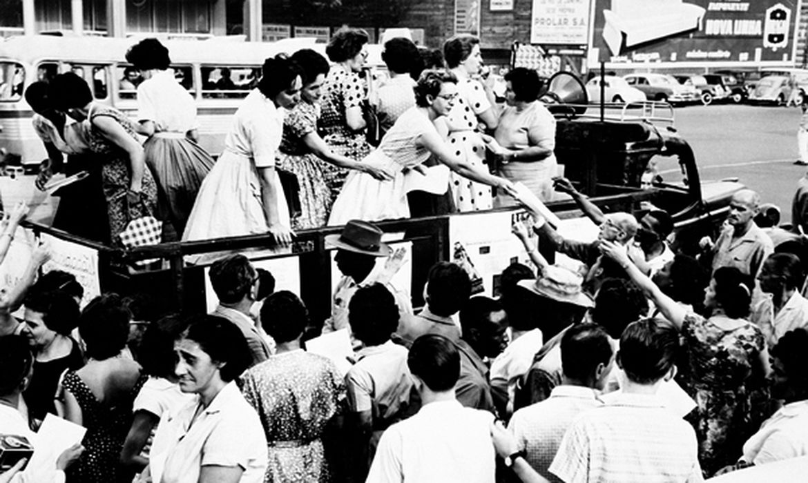 Mulheres em campanha eleitoral nos anos 50