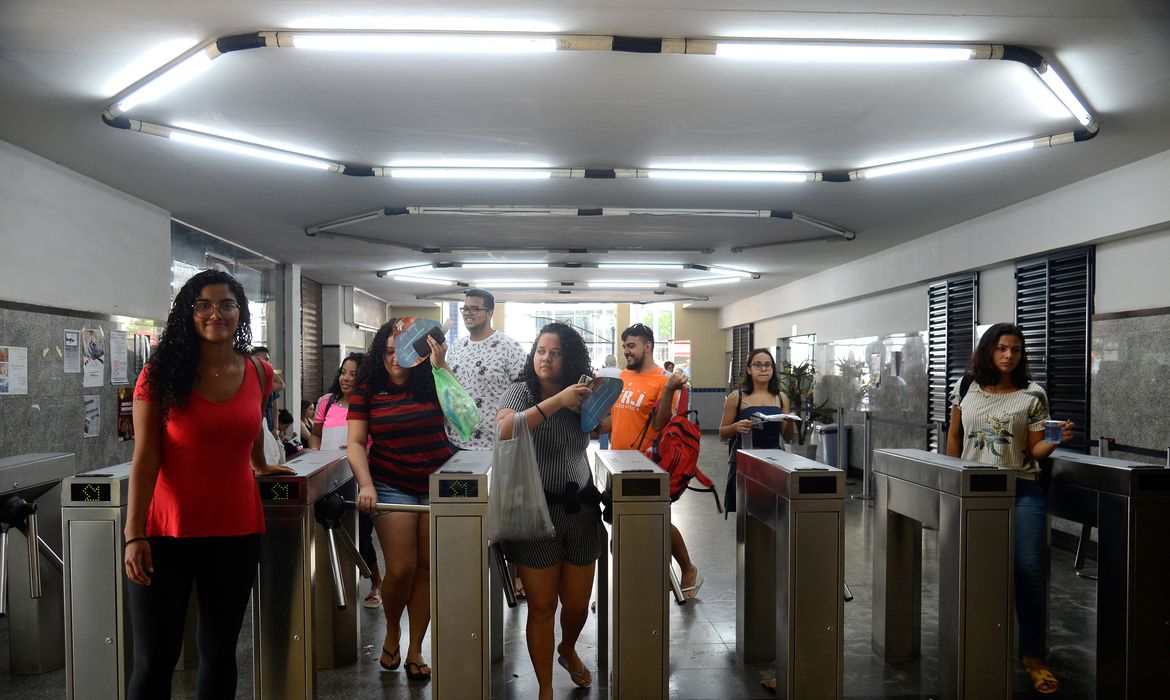  Candidatos chegam para o  primeiro dia de provas do Exame Nacional do Ensino Médio (Enem), na Tijuca, zona norte do Rio. 