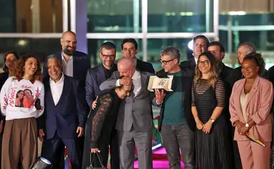 Brasília (DF) 06/08/2025 - Presidente da República, Luiz Inácio Lula da Silva, juntamente com a equipe do fime O Agente Secreto, no Palácio da Alvorada. Foto: Valter Campanato/Agência Brasil