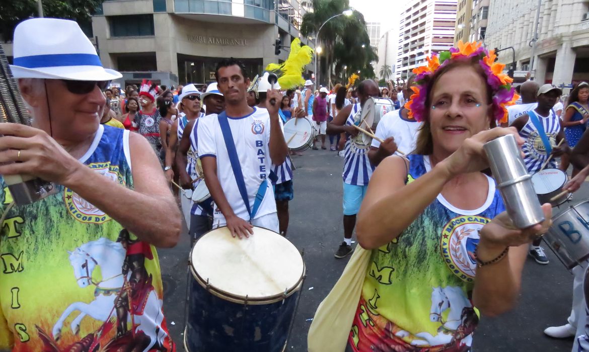 Rio de Janeiro - Blocos de rua tradicionais, como Cacique de Ramos e Bafo da Onça, entre outros, desfilam pelo centro do Rio (Vladimir Platonow/Agência Brasil)