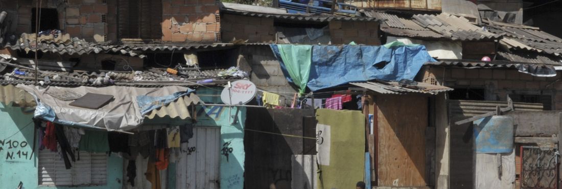 Comunidades relatam em Belo Horizonte violação do direito à moradia. Moradores da Vila da Paz sobrevivem debaixo de viaduto.