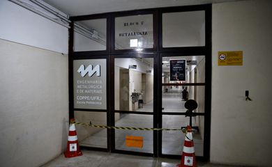 Corredor de acesso ao laboratório da Coppe/UFRJ que explodiu e deixou três feridos fica é interditado.