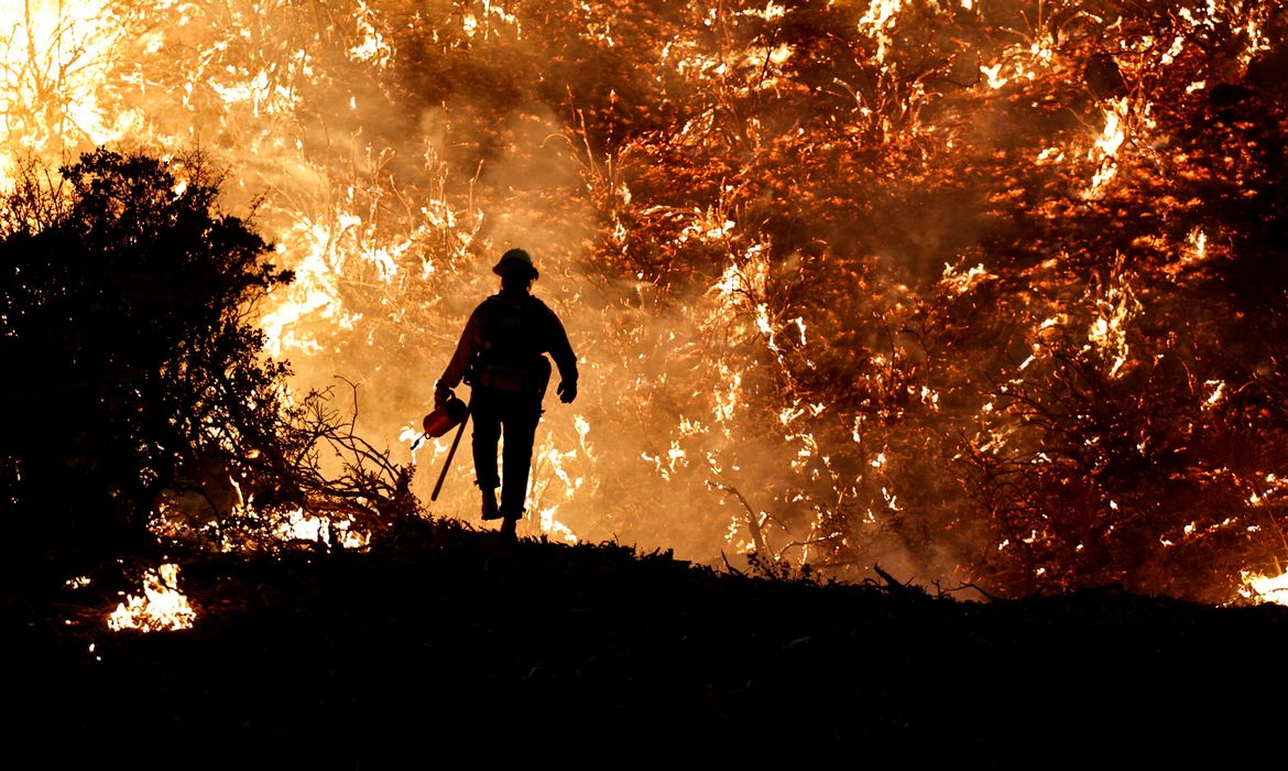 Bombeiro trabalha durante incêndio florestal na Califórnia