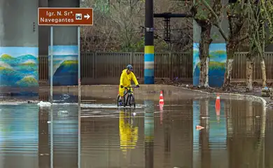 Porto Alegre (RS), 19/06/2024 - Homem pedala em rua alagada no bairro Navegantes após chuvas e novos alagamentos. Foto: Bruno Peres/Agência Brasil