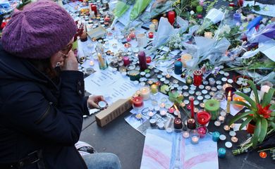 Paris(França) Homenagens as pessoas mortas nos ataques terroristas a capital francesa (Giselle Garcia/Agência Brasil)