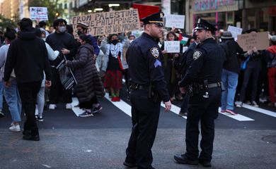 Policiais observam manifestação pró-palestinos em Nova York