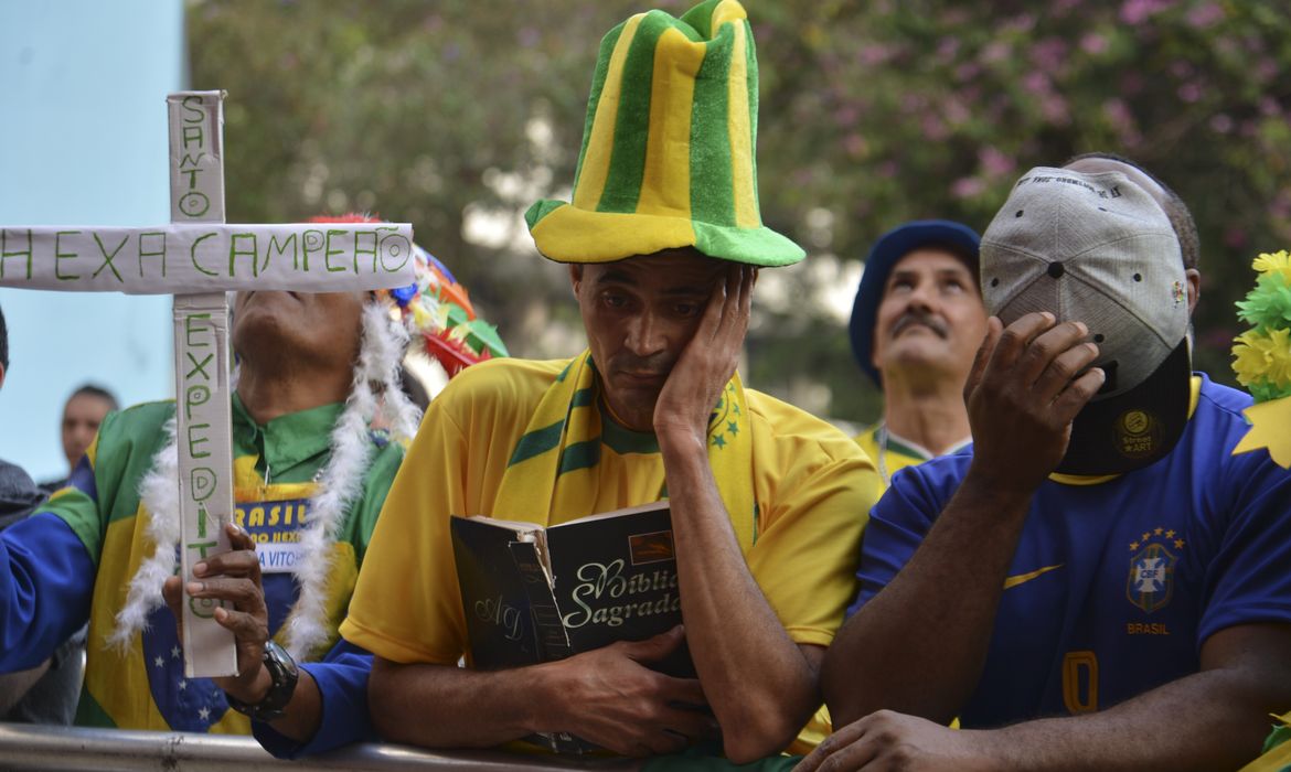 Torcedores assistem ao jogo do Brasil contra Bélgica pelas quartas de final da Copa do Mundo 2018 ,no Vale do Anhangabaú.