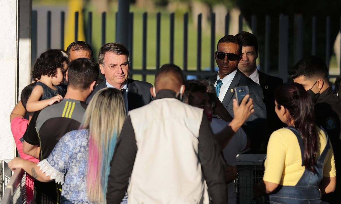 O presidente da República, Jair Bolsonaro, cumprimenta populares no Palácio da Alvorada