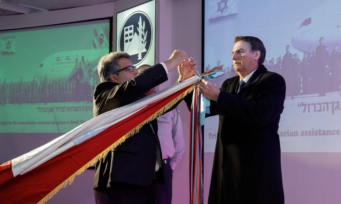 O presidente Jair Bolsonaro, participa da cerimônia de condecoração da Brigada de Busca e Salvamento do Comando da Frente Interna de Israel, que atuou  nas operações em Brumadinho, com a Insígnia da Ordem Nacional do Cruzeiro do Sul.