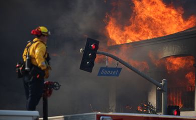 Bombeiro enfrenta fogo no bairro de Pacific Palisades, lado oeste de Los Angeles
08/01/2025
REUTERS/Daniel Cole