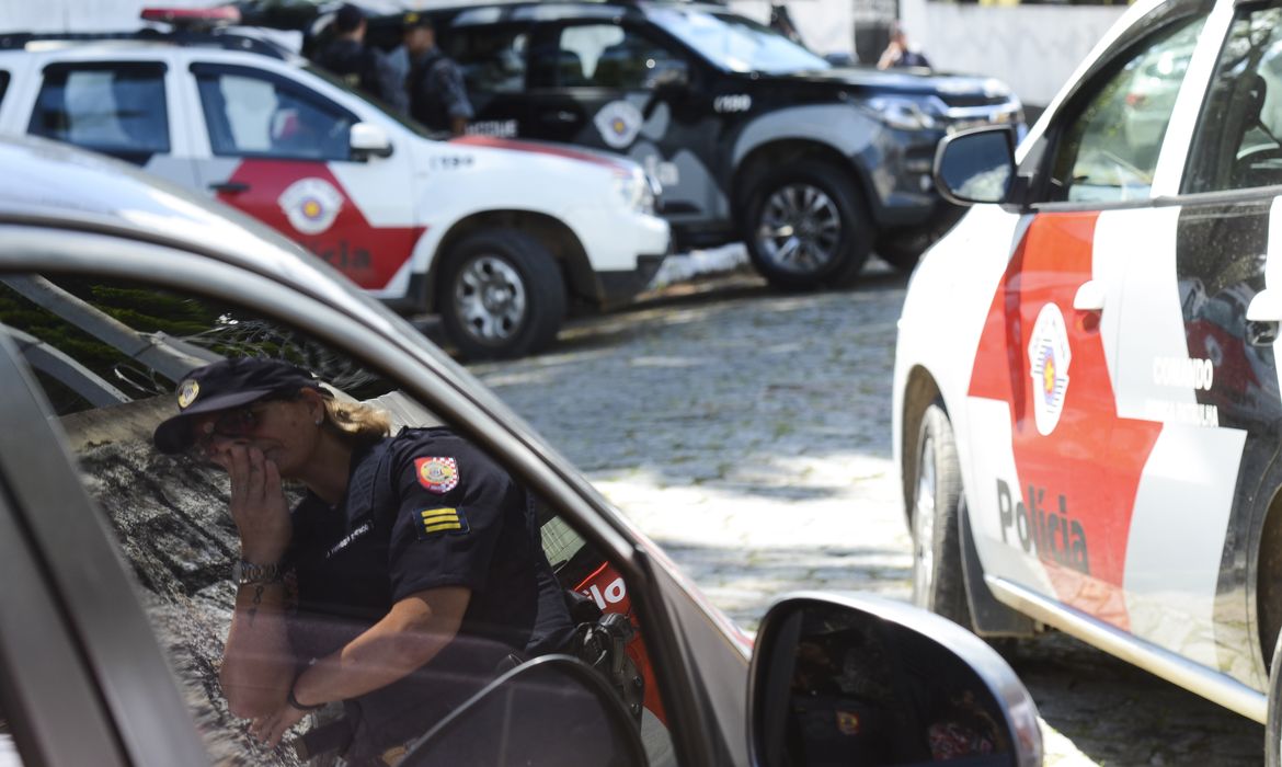 Tiroteio na Escola Estadual Professor Raul Brasil, em Suzano, a 57 quilômetros de São Paulo, deixou mortos e feridos. Segundo a Polícia Militar, dois jovens armados e encapuzados invadiram o colégio e disparam contra os alunos.