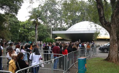 São Paulo (SP), 10/05/2023 - Fila em frente ao Planetário do Ibirapuera para o velório da cantora e compositora Rita Lee. Foto: Rovena Rosa/Agência Brasil