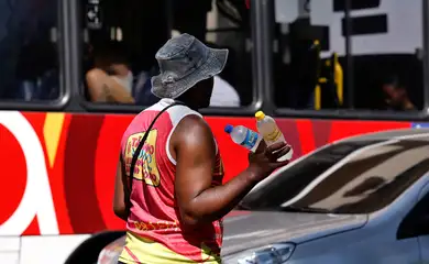 Rio de Janeiro (RJ), 17/02/2024 -Transeuntes se protegem do forte calor nas ruas do centro da cidade. Cidade do Rio de Janeiro atinge nível 4 de calor. Marco é caracterizado por temperaturas que podem chegar a 44ºC  Foto: Tânia Rêgo/Agência Brasil