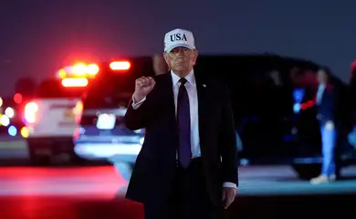 U.S. President Donald Trump pumps his fist after disembarking Air Force One at Palm Beach International Airport in West Palm Beach, Florida, U.S., February 27, 2026. REUTERS/Elizabeth Frantz