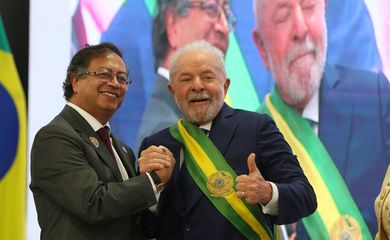 O presidente da Colômbia,Gustavo Petro, cumprimenta o presidente Luiz Inácio Lula da Silva no Palácio do Planalto