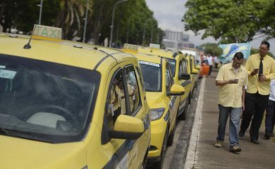 Brasília - Taxistas estacionam na esplanada dos Ministérios, em protesto contra o transporte por aplicativos (Marcello Casal Jr/Agência Brasil)