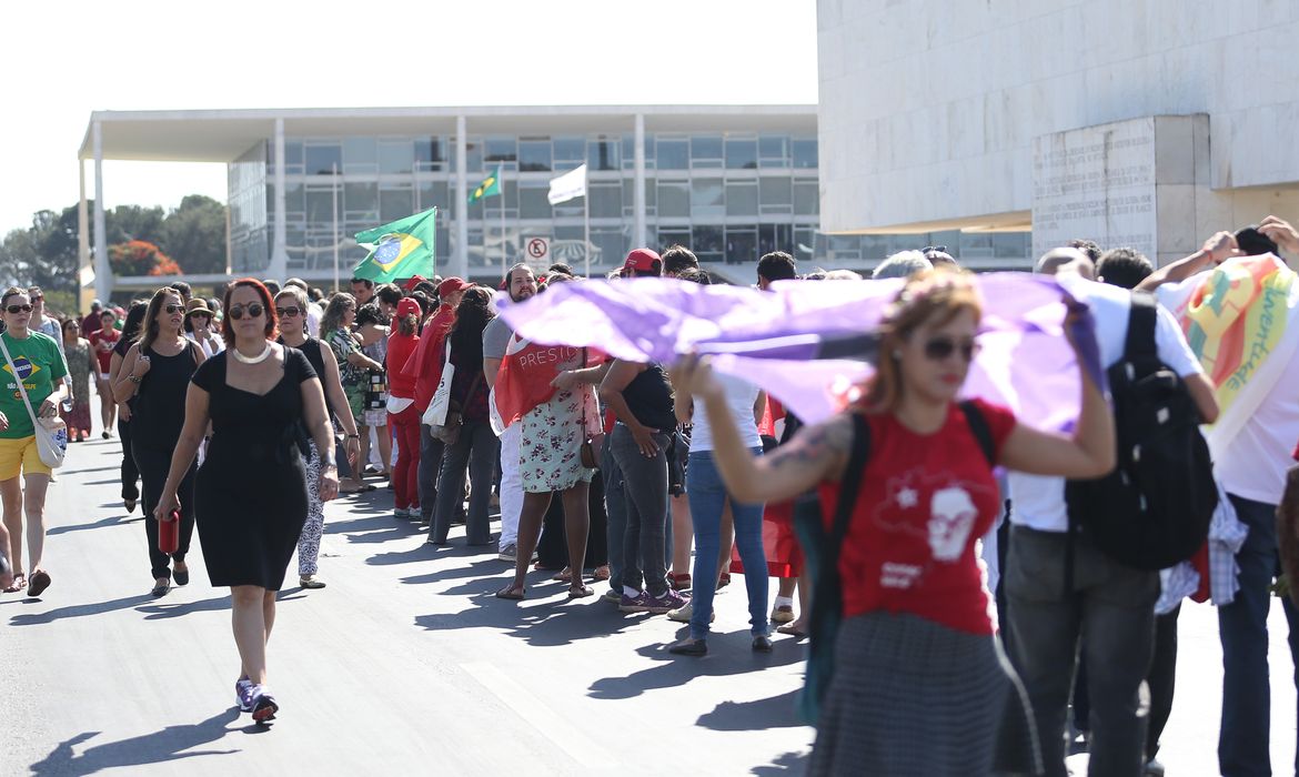 Brasília -  Manifestantes começam a chegar à Praça dos Três poderes para acompanhar o pronunciamento da presidenta afastada Dilma Rousseff (Marcello Casal Jr/Agência Brasil)