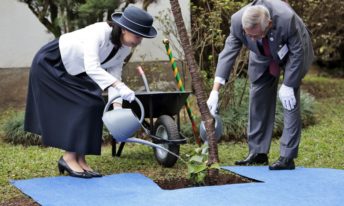 São Paulo (SP), 05/06/2025 - Princesa do Japão, Kako de Akishino, planta árvore ao lado de Roberto Nishio, presidente da Sociedade Brasileira de Cultura japonesa, durante visita ao monumento em homenagem aos pioneiros da imigração japonesa falecidos. Foto: Paulo Pinto/Agência Brasil
