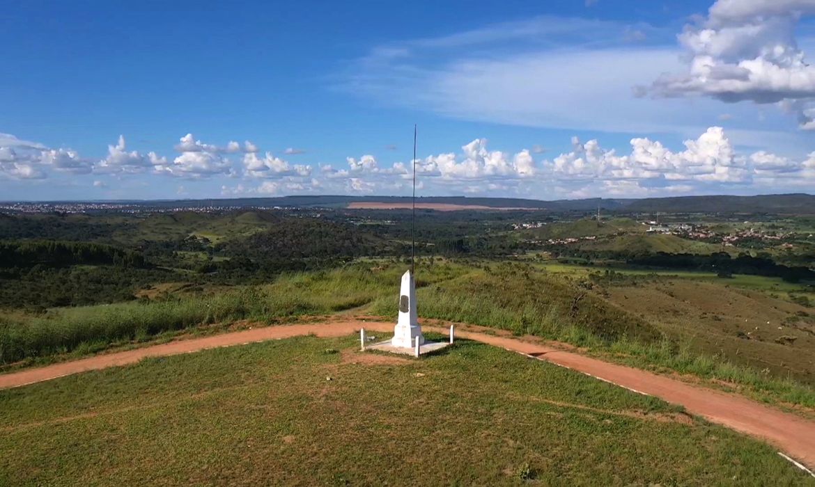 Obelisco que é a pedra fundamental de Brasília.