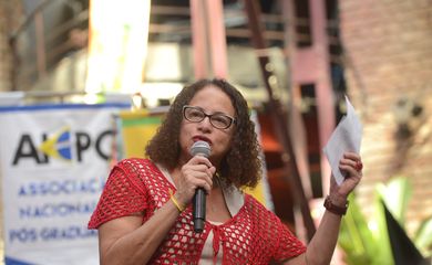A ministra da Ciência e Tecnologia, Luciana Santos, fala na 13ª Bienal da UNE, na Lapa, região central do Rio de Janeiro