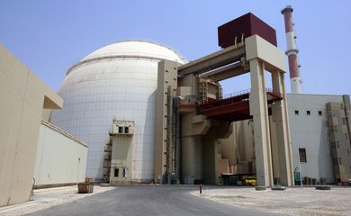EDITORS' NOTE: Reuters and other foreign media are subject to Iranian restrictions on leaving the office to report, film or take pictures in Tehran.
A general view of the Bushehr nuclear power plant, 1,200 km (746 miles) south of Tehran, August 21, 2010. Iran began fuelling its first nuclear power plant on Saturday, a potent symbol of its growing regional sway and rejection of international sanctions designed to prevent it building a nuclear bomb. Reuters/Raheb Homavandi/Proibida reprodução (IRAN - Tags: POLITICS ENERGY)
