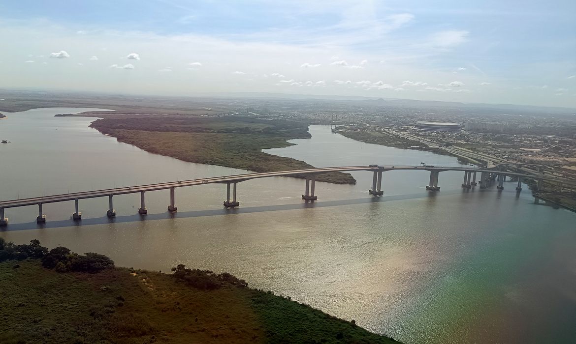 Porto Alegre (RS), 01/05/2025 – Vista aérea de Porto Alegre que a um ano foi atingido por temporais que afetou mais de 400 municípios gaúchos, tiveram bairros inteiros alagados. A maior tragédia climática da história do estado, deixou pelo menos 147 mortos e afetou mais de 2,1 milhões de pessoas.
Foto: Joédson Alves/Agência Brasil